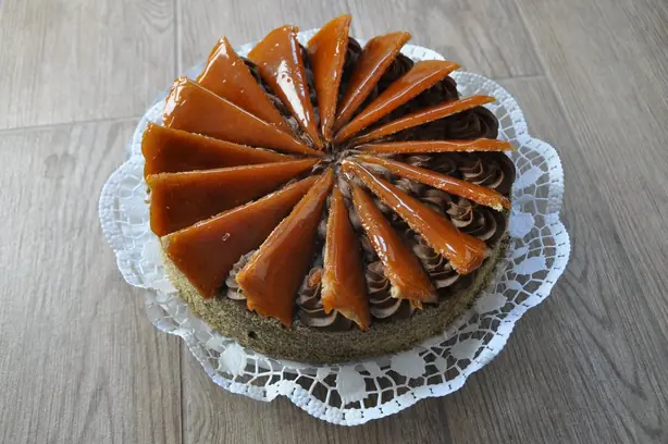 Foto von Klassische Ungarische Dobostorte – fertig angerichtet