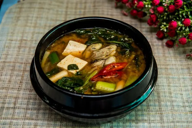 Foto von Koreanisches Doenjang-Jjigae Klassisch – fertig angerichtet