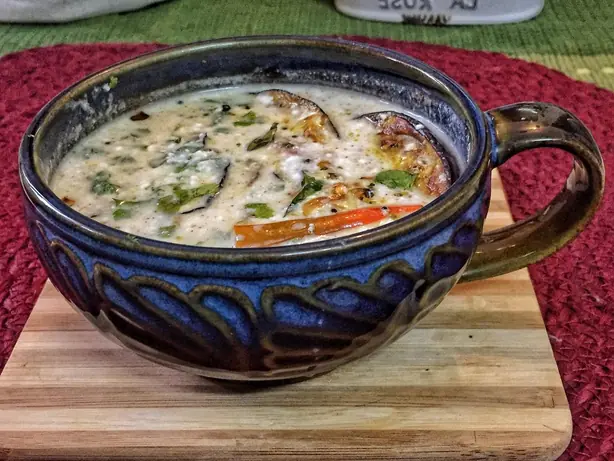 Foto von Klassisches Dahi Baigana – fertig angerichtet