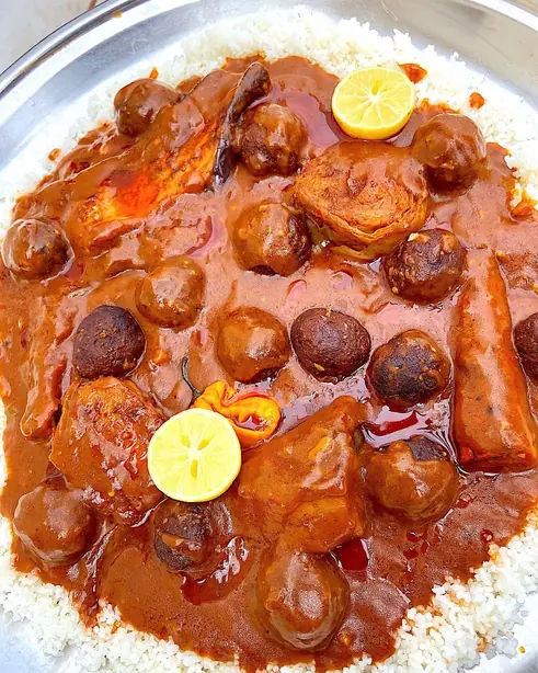 Foto von Senegalesischer Domoda Eintopf – fertig angerichtet