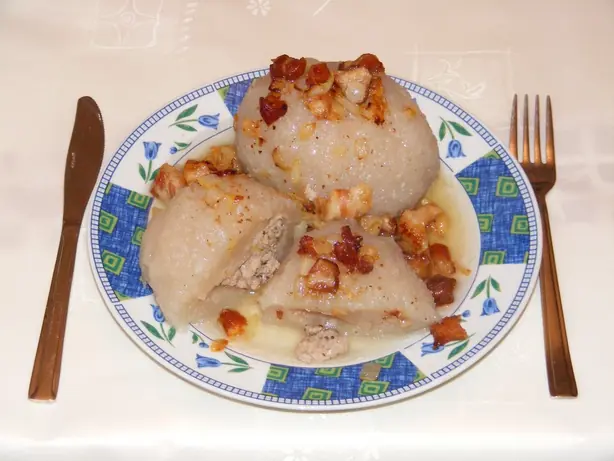 Foto von Polnische Pyzy mit Fleischfüllung – fertig angerichtet