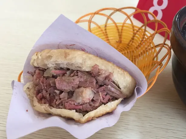 Foto von Chinesischer Eselburger Lurou Huoshao – fertig angerichtet