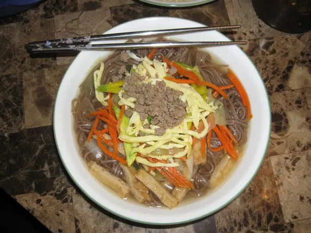 Foto von Koreanische Eichel-Nudelsuppe Dotoriguksu – fertig angerichtet