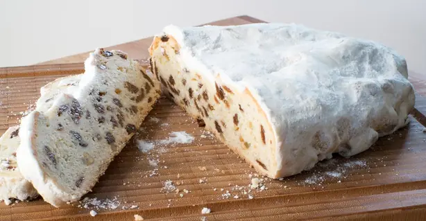 Foto von Klassischer Deutscher Christstollen – fertig angerichtet