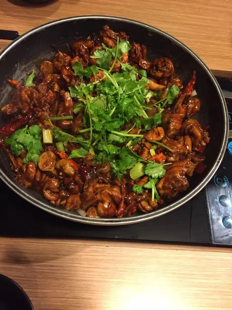 Foto von Szechuan Gan Guo Chicken Klassisch – fertig angerichtet