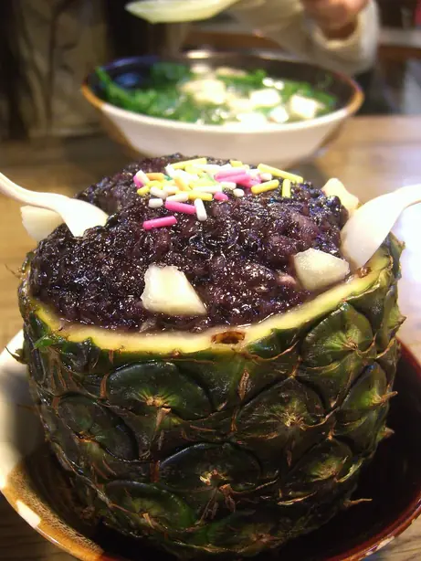 Foto von Yunnan-Boluo-Fan mit Ananas & Kokos – fertig angerichtet
