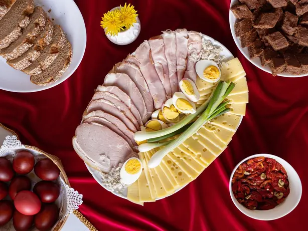 Foto von Serbische Ćevapčići mit Ajvar – fertig angerichtet