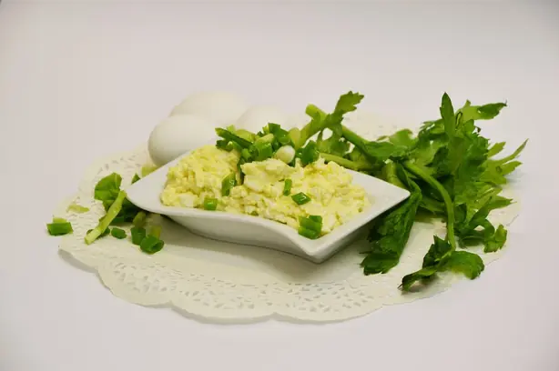 Foto von Klassischer Amerikanischer Eiersalat – fertig angerichtet