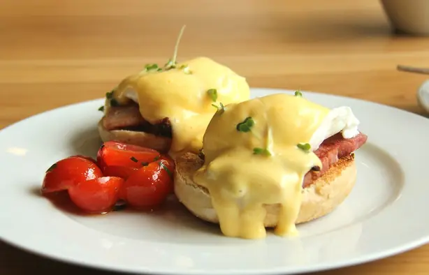Foto von Klassische Eggs Benedict New York (3) – fertig angerichtet