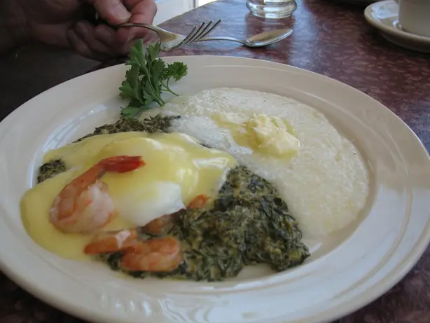 Foto von Klassische Eggs Sardou New Orleans – fertig angerichtet