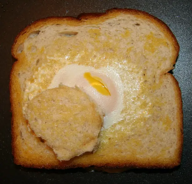 Foto von Egg in the Basket klassisch – fertig angerichtet