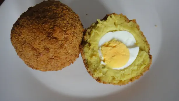 Foto von Groninger Eierbal klassisch – fertig angerichtet