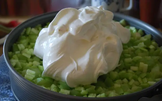 Foto von Klassischer Rhabarber-Streuselkuchen (2) – fertig angerichtet