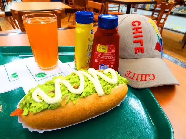 Foto von Chilenischer Completo Hotdog – fertig angerichtet