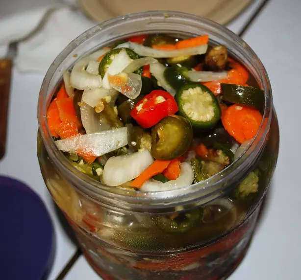 Foto von Honduranisches Encurtido klassisch – fertig angerichtet