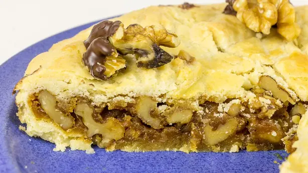 Foto von Klassische Bündner Nusstorte – fertig angerichtet