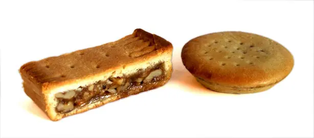 Foto von Bündner Nusstorte aus dem Engadin – fertig angerichtet