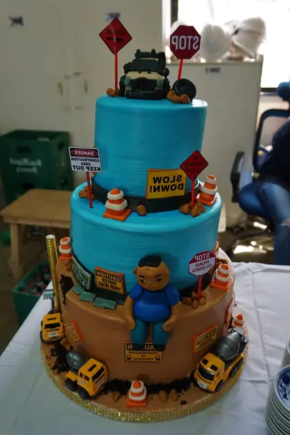 Foto von Klassischer Geburtstagskuchen mit Buttercreme – fertig angerichtet