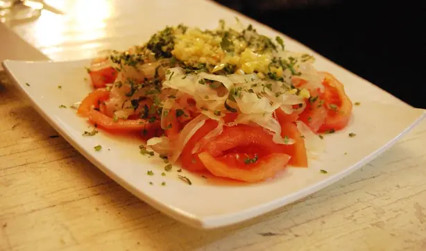 Foto von Klassische Ensalada Chilena – fertig angerichtet