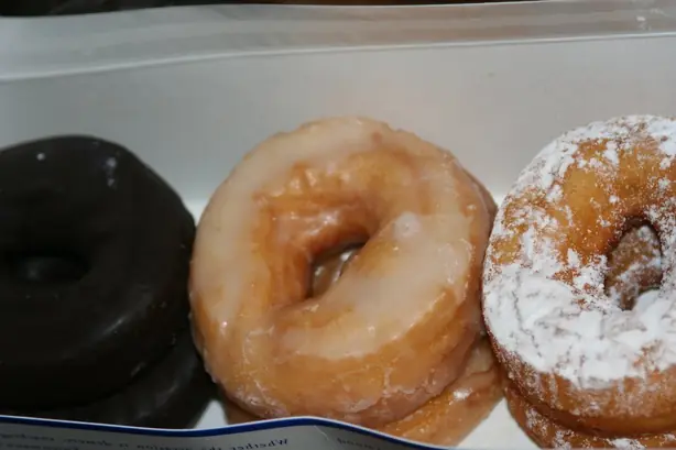 Foto von Klassische Glasierte Donuts – fertig angerichtet