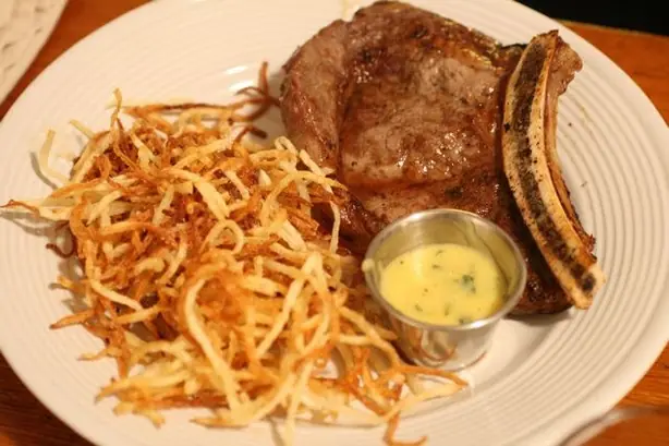 Foto von Klassische Französische Strohkartoffeln – fertig angerichtet