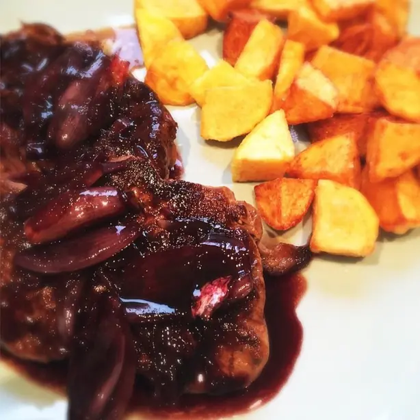 Foto von Entrecôte à la Bordelaise klassisch – fertig angerichtet