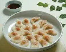 Foto von Klassische Koreanische Eo-mandu – fertig angerichtet