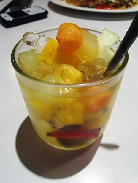 Foto von Indonesischer Fruchtcocktail Es Buah – fertig angerichtet