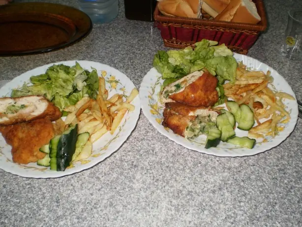 Foto von Klassisches Kalbs-Escalope paniert – fertig angerichtet