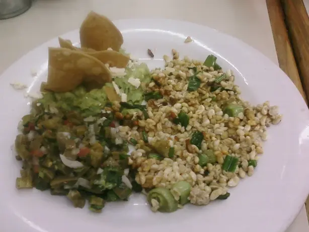 Foto von Mexikanische Escamoles in Butter klassisch – fertig angerichtet