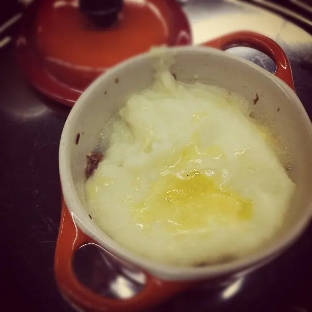 Foto von Brasilianisches Escondidinho klassisch – fertig angerichtet