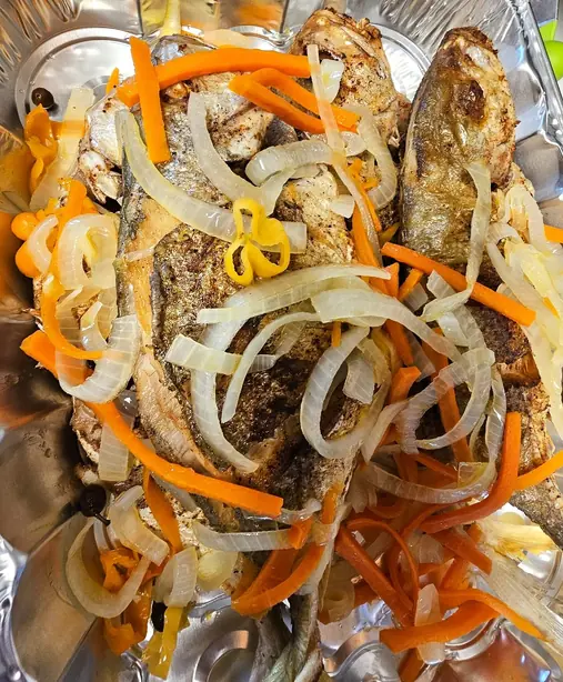 Foto von Philippinischer Fisch-Escabeche süß-sauer – fertig angerichtet
