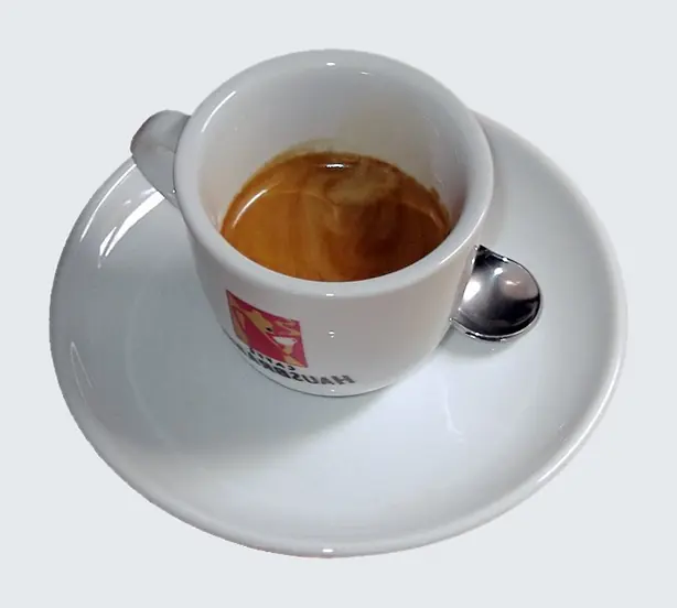 Foto von Klassischer Portugiesischer Espresso Bica – fertig angerichtet