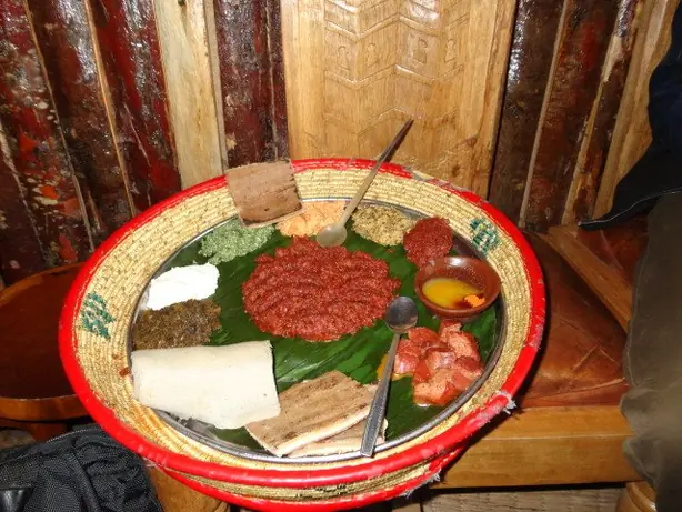 Foto von Äthiopisches Rindertartar Kitfo (2) – fertig angerichtet