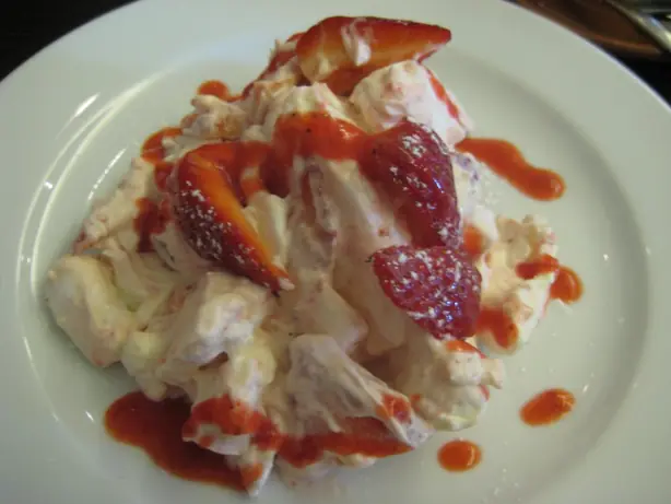 Foto von Klassisches Englisches Eton Mess – fertig angerichtet