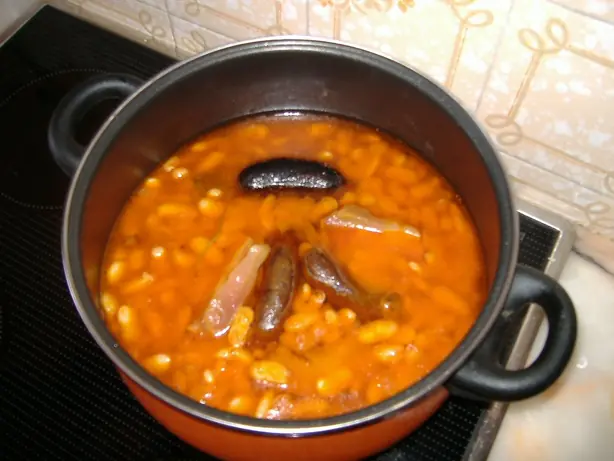 Foto von Asturische Fabada Bohneneintopf – fertig angerichtet