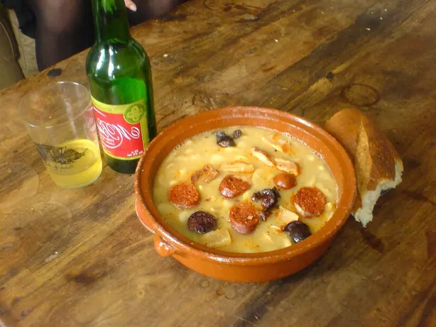 Fabada y sidra – Foto: Alexfoofoo at English Wikipedi (CC BY-SA 3.0)