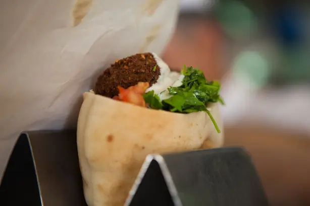 Foto von Klassische Orientalische Falafel (2) – fertig angerichtet