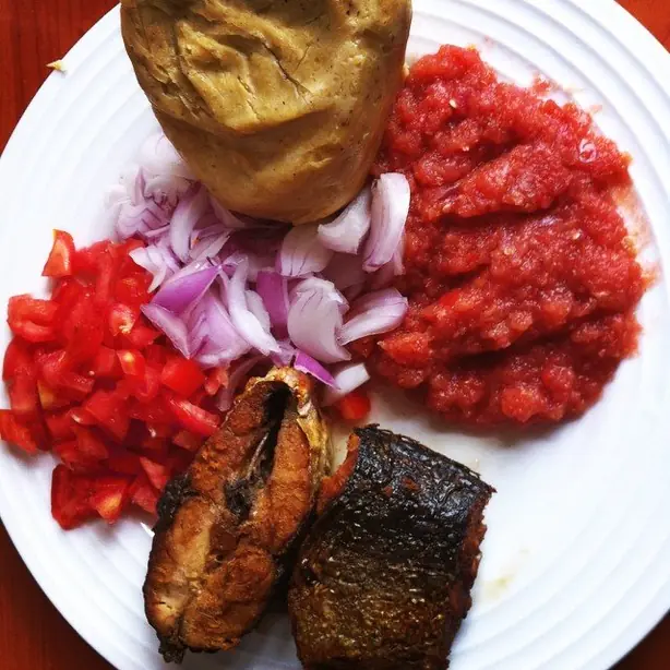 Foto von Westafrikanisches Kenkey klassisch – fertig angerichtet