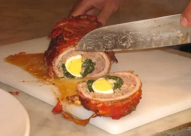 Foto von Sizilianischer Rollbraten Farsu Magru – fertig angerichtet