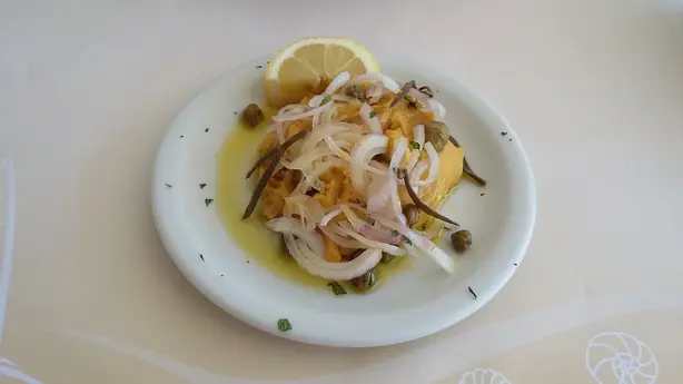 Foto von Griechisches Fava Püree klassisch – fertig angerichtet