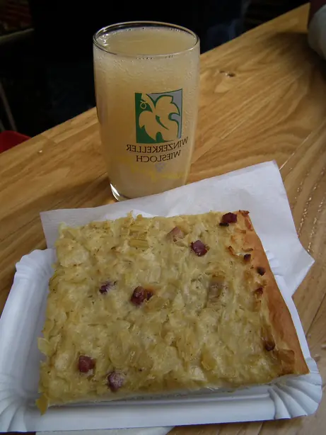 Foto von Schwäbischer Zwiebelkuchen vom Blech – fertig angerichtet