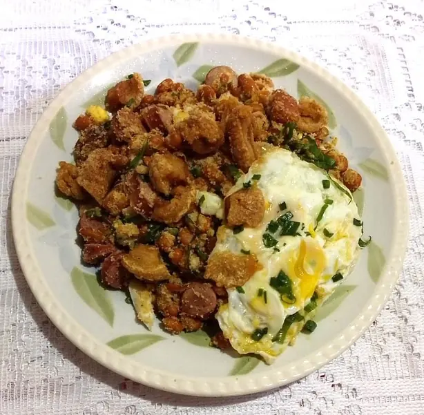 Foto von Brasilianisches Feijão Tropeiro Klassisch – fertig angerichtet