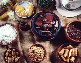 Foto von Brasilianische Feijoada Completa – fertig angerichtet
