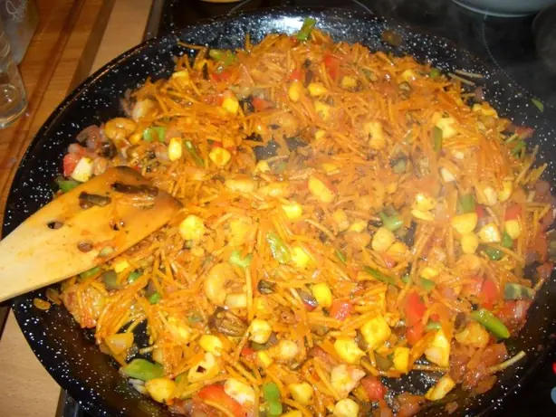 Foto von Valencianische Fideuà mit Meeresfrüchten – fertig angerichtet