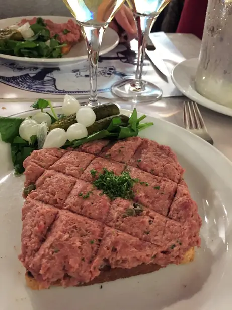 Foto von Belgische Moules-frites Klassisch (2) – fertig angerichtet