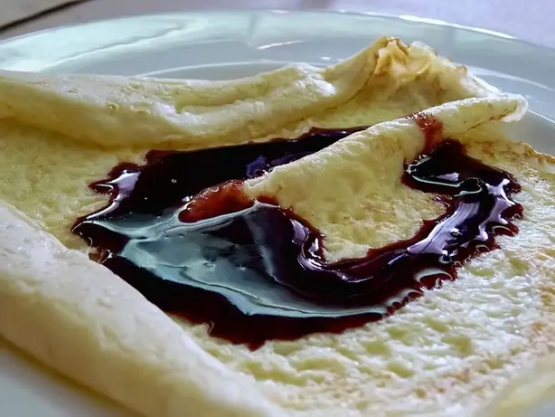 Foto von Galicische Filloas Pfannkuchen – fertig angerichtet