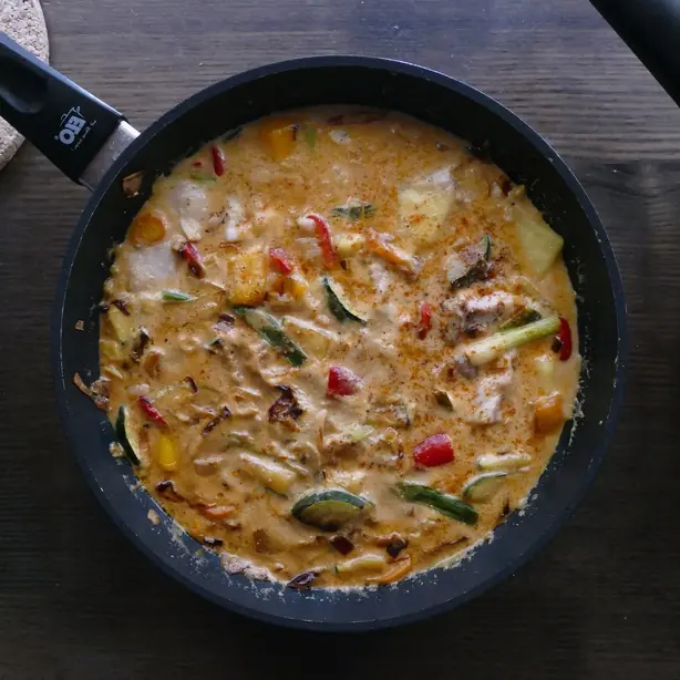 Foto von Fisch-Curry mit Kokosmilch – fertig angerichtet