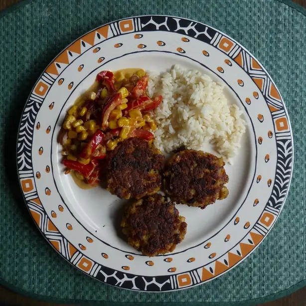 Foto von Fischpflanzerl aus Resten – fertig angerichtet