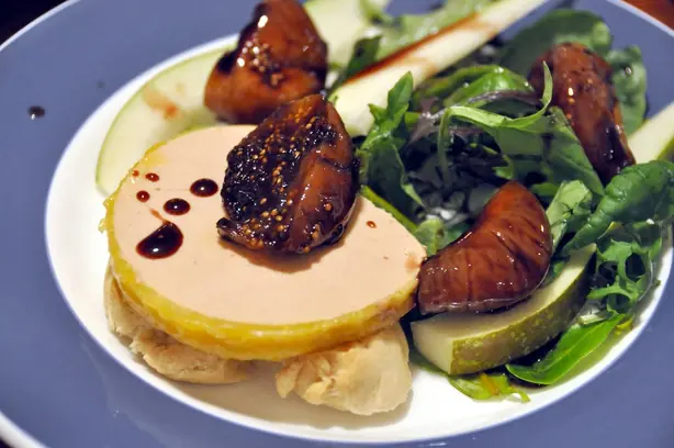 Flickr - cyclonebill - Foie gras med flute, salat, pære og rødvinssyltede figner – Foto: cyclonebill (CC BY-SA 2.0)